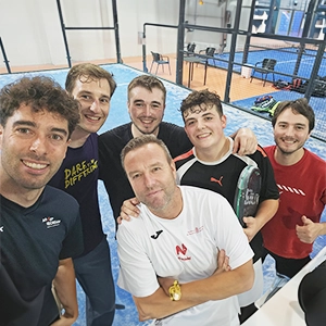 Témoignage de Yoran et Tim de Belgique flamande, jouant avec notre entraîneur de padel à Pampelune